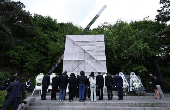 노사정 대표·산재 희생자 유가족, 위령탑 참배