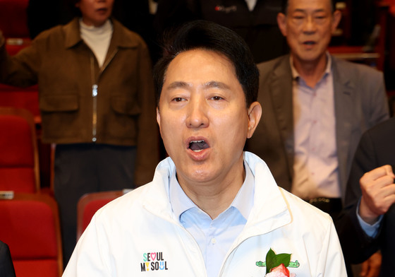 '임을 위한 행진곡' 부르는 오세훈 후보