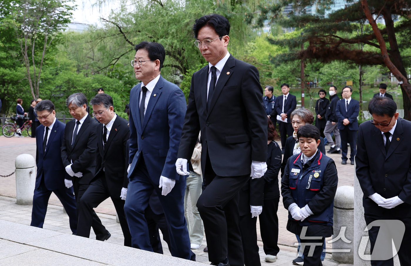 (서울=뉴스1) 구윤성 기자 = 김영훈 고용노동부 장관과 김정호 국회 기후에너지환경노동위원회 위원장이 28일 오후 산업재해노동자의 날을 맞아 노사정 대표자들과 함께 서울 동작구 보 …