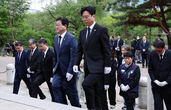 노사정 대표, 산재희생자 위령탑 참배