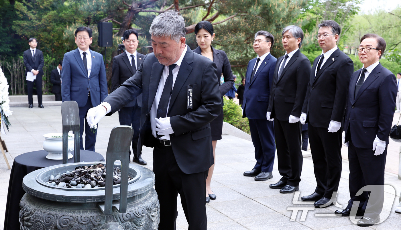 (서울=뉴스1) 구윤성 기자 = 김동명 한국노총 위원장이 28일 오후 산업재해노동자의 날을 맞아 서울 동작구 보라매공원 내 산재희생자 위령탑을 찾아 분향하고 있다. 2026.4.2 …