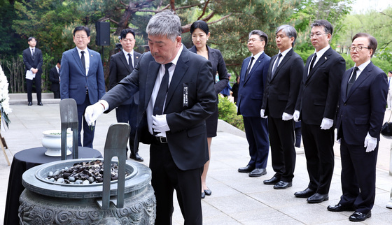 산재희생자 위령탑 분향하는 김동명 한국노총 위원장