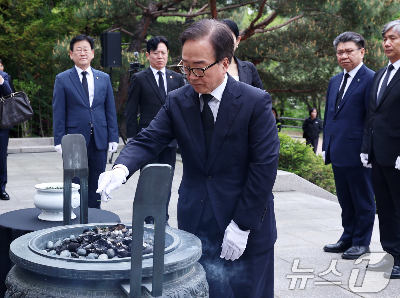 (서울=뉴스1) 구윤성 기자 = 이동근 한국경영자총협회 상근 부회장이 28일 오후 산업재해노동자의 날을 맞아 서울 동작구 보라매공원 내 산재희생자 위령탑을 찾아 분향하고 있다. 2 …