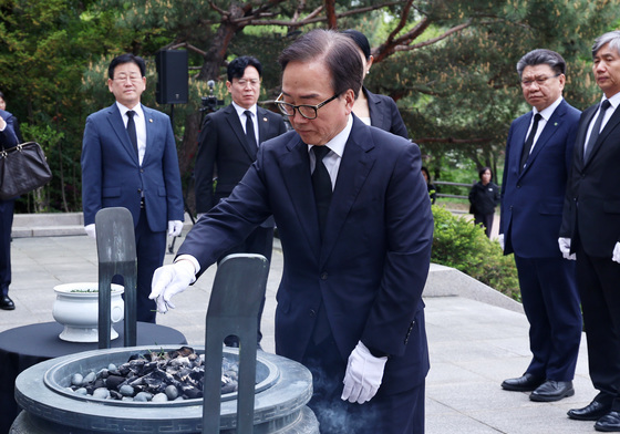 산재희생자 위령탑 분향하는 이동근 경총 상근부회장