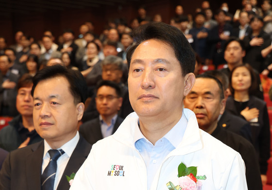 국기에 경례하는 오세훈 후보