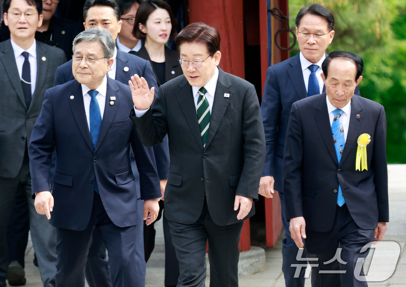 (아산=뉴스1) 이재명 기자 = 이재명 대통령이 28일 충남 아산시 현충사에서 열린 충무공 탄신 제481주년 기념행사에 입장하고 있다. 2026.4.28/뉴스1