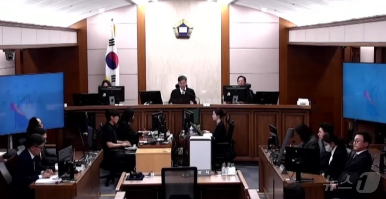 (서울=뉴스1) = 김건희 여사가 28일 서울 서초구 서울고등법원에서 열린 자본시장과 금융투자업에 관한 법률 위반, 정치자금법 위반, 특정범죄 가중처벌 등에 관한 법률 위반 혐의 …