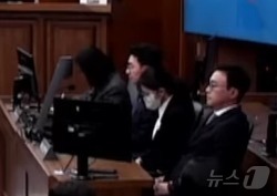 (서울=뉴스1) = 김건희 여사가 28일 서울 서초구 서울고등법원에서 열린 자본시장과 금융투자업에 관한 법률 위반, 정치자금법 위반, 특정범죄 가중처벌 등에 관한 법률 위반 혐의 …