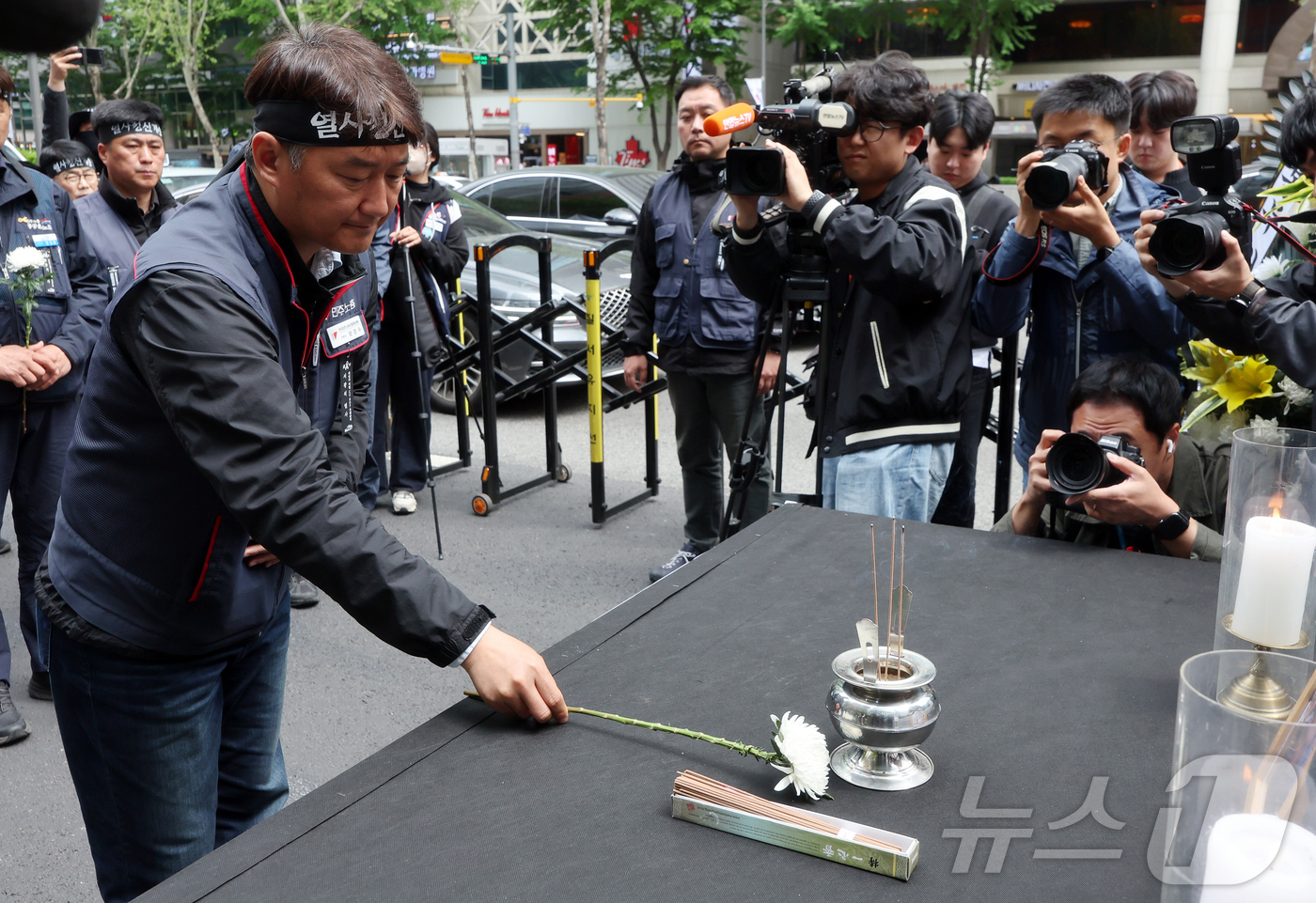 (서울=뉴스1) 김진환 기자 = 양경수 전국민주노동조합총연맹(민주노총) 위원장이 28일 서울 강남구 BGF리테일 본사 앞에서 열린 '원청교섭 회피 CU BGF 규탄! 민주노총 결의 …