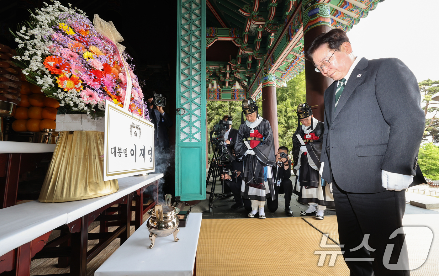 (아산=뉴스1) 이재명 기자 = 이재명 대통령이 28일 충남 아산시 현충사에서 열린 충무공 탄신 제481주년 기념행사에서 헌화 후 묵념하고 있다. 2026.4.28/뉴스1