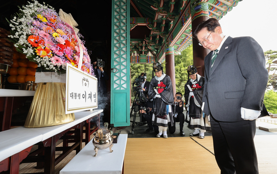 이재명 대통령, 충무공 탄신 제481주년 기념행사 묵념