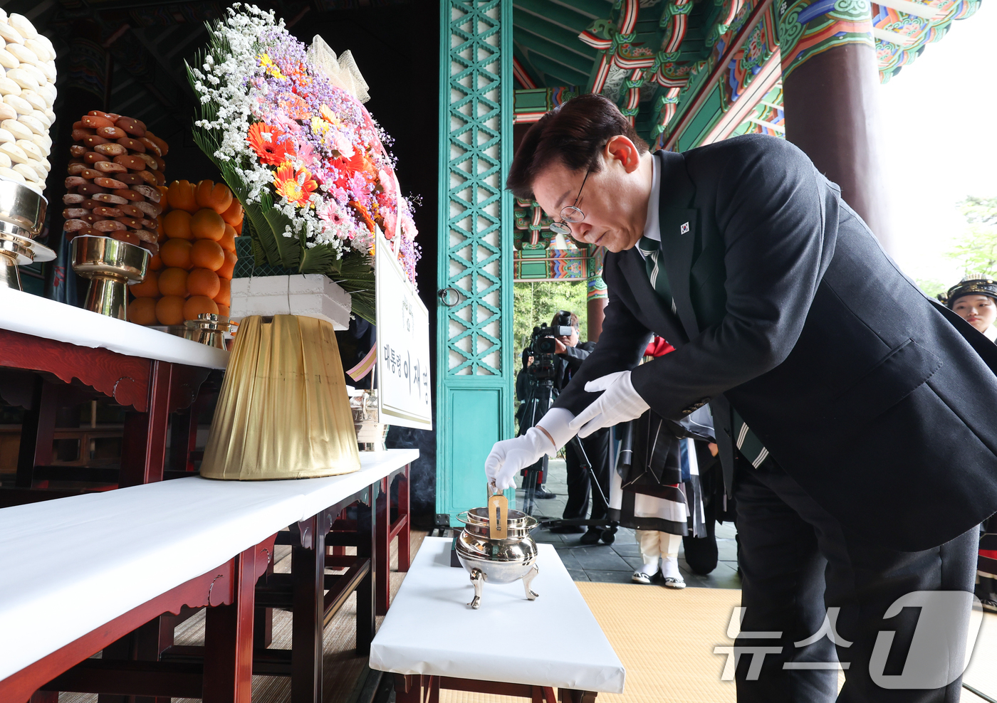 (아산=뉴스1) 이재명 기자 = 이재명 대통령이 28일 충남 아산시 현충사에서 열린 충무공 탄신 제481주년 기념행사에서 분향하고 있다. 2026.4.28/뉴스1
