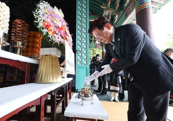 이재명 대통령, 충무공 탄신 제481주년 기념행사 분향