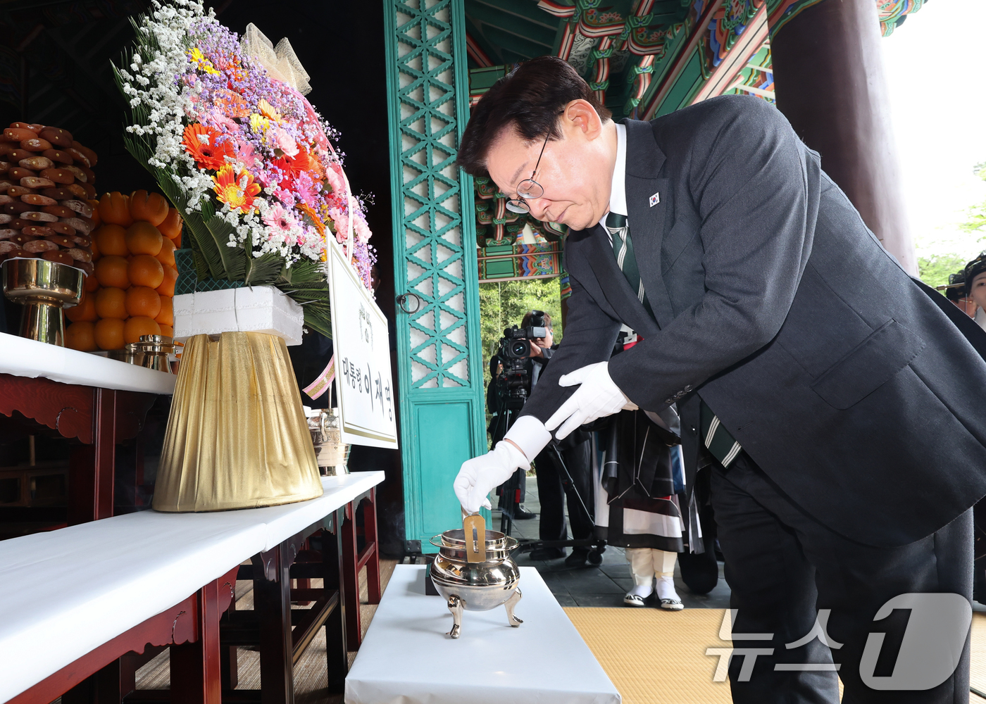 (아산=뉴스1) 이재명 기자 = 이재명 대통령이 28일 충남 아산시 현충사에서 열린 충무공 탄신 제481주년 기념행사에서 분향하고 있다. 2026.4.28/뉴스1