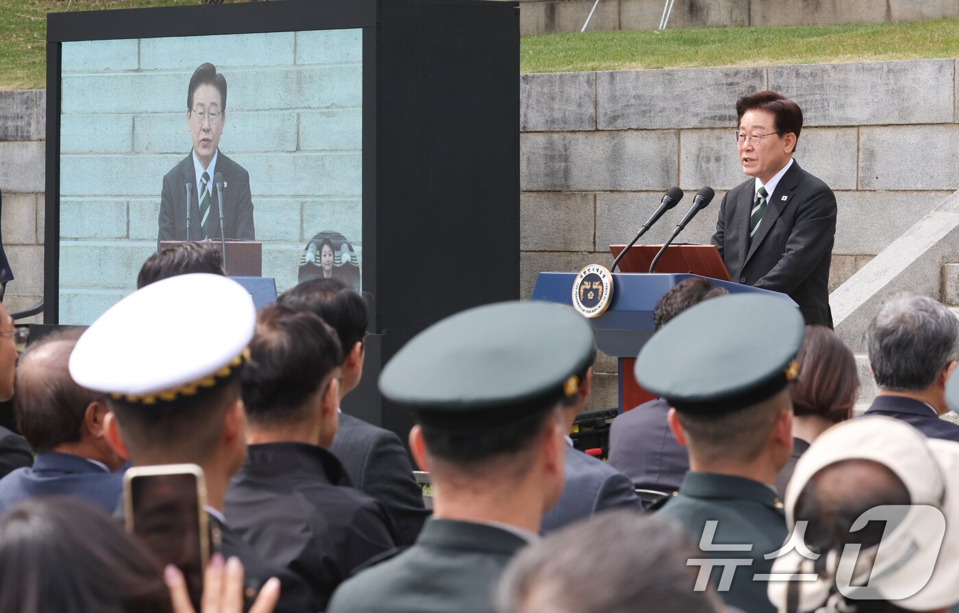 본문 이미지 - 이재명 대통령이 28일 충남 아산시 현충사에서 열린 충무공 탄신 제481주년 기념행사에서 축사하고 있다. 2026.4.28 ⓒ 뉴스1 이재명 기자