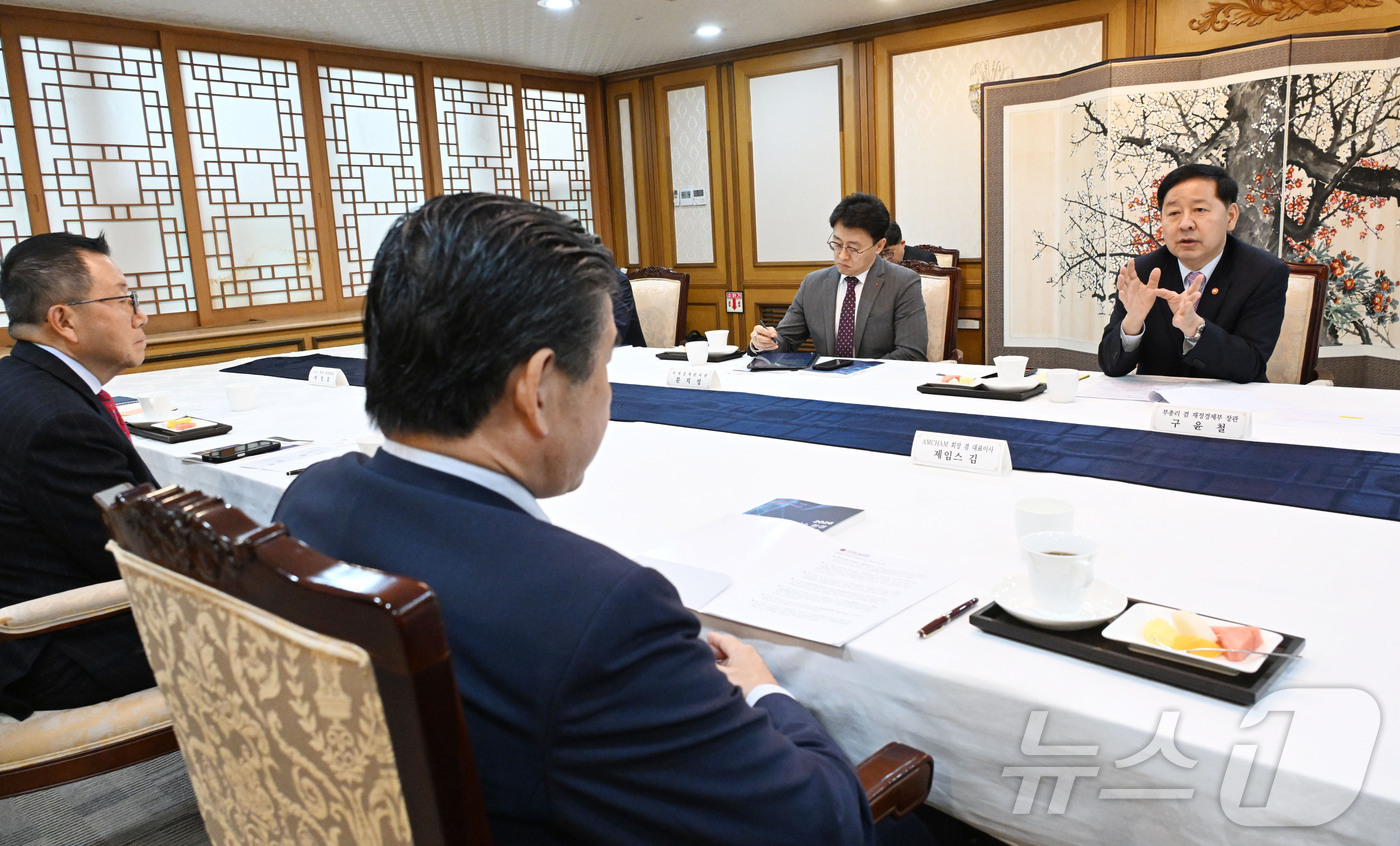 (서울=뉴스1) = 구윤철 부총리 겸 재정경제부 장관이 28일 서울 종로구 정부서울청사에서 주한미국상공회의소(AMCHAM) 제임스 김 회장 및 대표단과 면담을 하고 있다. (재정경 …