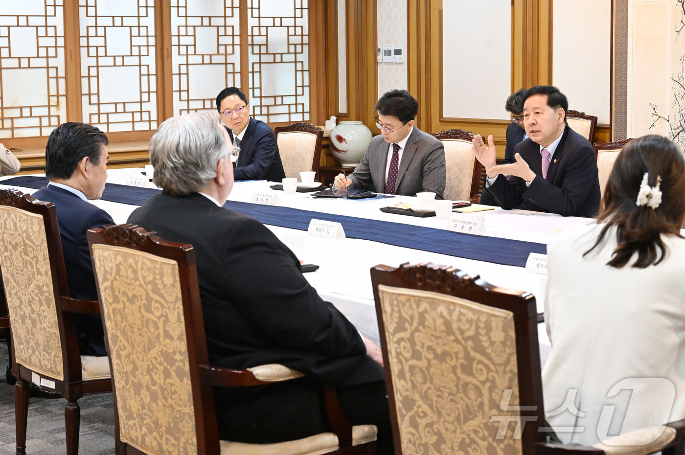(서울=뉴스1) = 구윤철 부총리 겸 재정경제부 장관이 28일 서울 종로구 정부서울청사에서 주한미국상공회의소(AMCHAM) 제임스 김 회장 및 대표단과 면담을 하고 있다. (재정경 …
