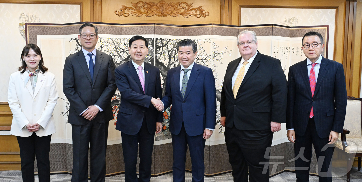 (서울=뉴스1) = 구윤철 부총리 겸 재정경제부 장관이 28일 서울 종로구 정부서울청사에서 주한미국상공회의소(AMCHAM) 제임스 김 회장 및 대표단과 기념 촬영을 하고 있다. ( …