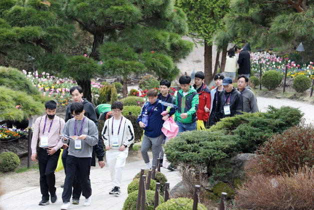 남이섬서 봄길 걷기…강남구, 발달장애 초등생 걷기대회 개최