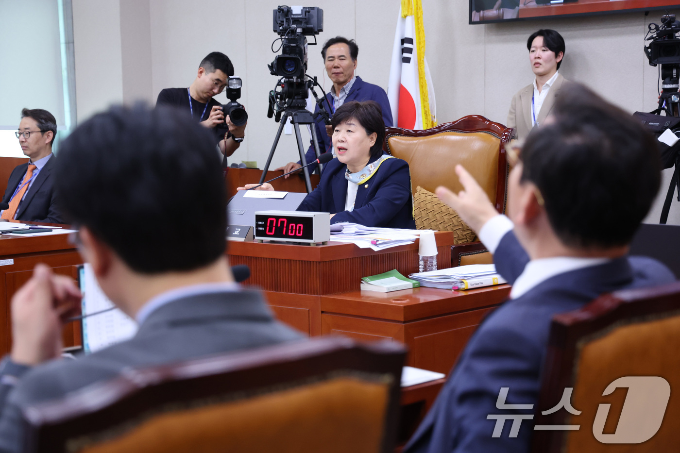 (서울=뉴스1) 신웅수 기자 = 서영교 위원장과 김형동 국민의힘 간사가 28일 서울 여의도 국회 윤석열정권정치검찰조작기소의혹사건진상규명국정조사특별위원회에서 열린 윤석열 정권 정치검 …