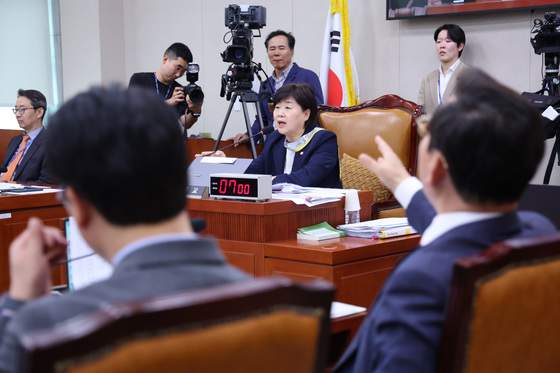 의사진행 발언 두고 언쟁하는 서영교·김형동