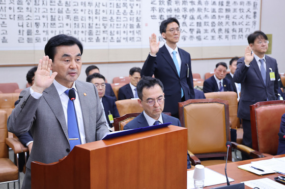 증인 선서하는 안규백 장관