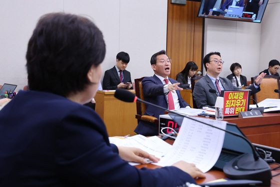 고성 오가는 조작기소 국조특위