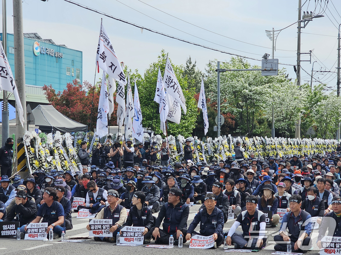 (진주=뉴스1) 한송학 기자 = 민주노총 조합원들이 28일 화물연대가 집회 중인 경남 CU 진주물류센터 앞에서 대규모 집회를 열고 있다.이날 '영호남권 결의대회'는 조합원 1000 …