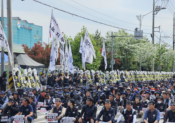 CU 진주물류센터 앞 대규모 집회 갖는 민주노총