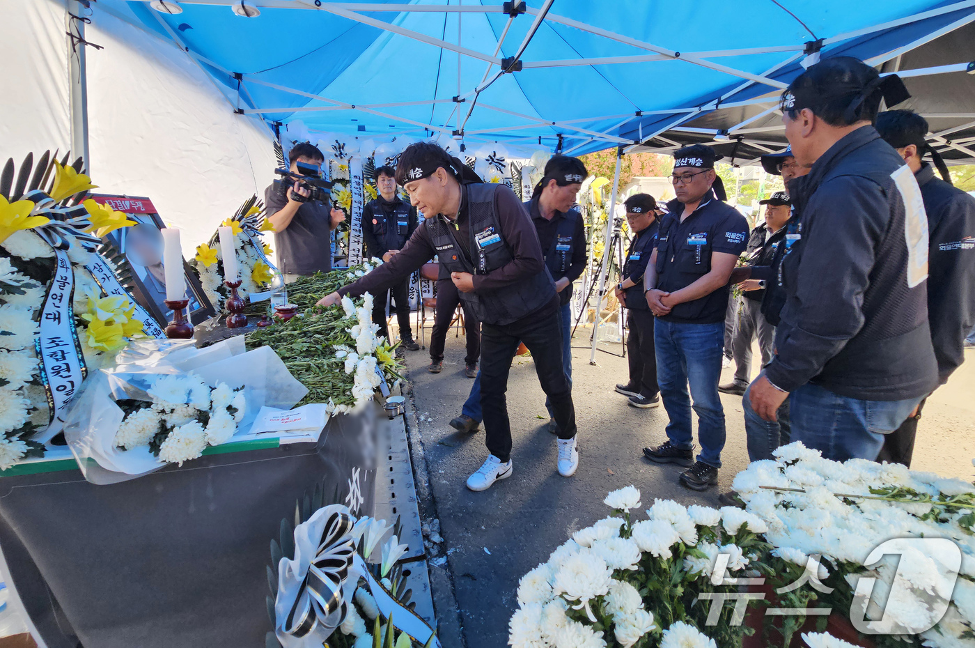 (진주=뉴스1) 한송학 기자 = 28일 화물연대가 집회 중인 경남 CU 진주물류센터 앞에서 민주노총이 대규모 집회를 진행한 가운데 민주노총 조합원들이 집회 도중 사망한 조합원 분향 …