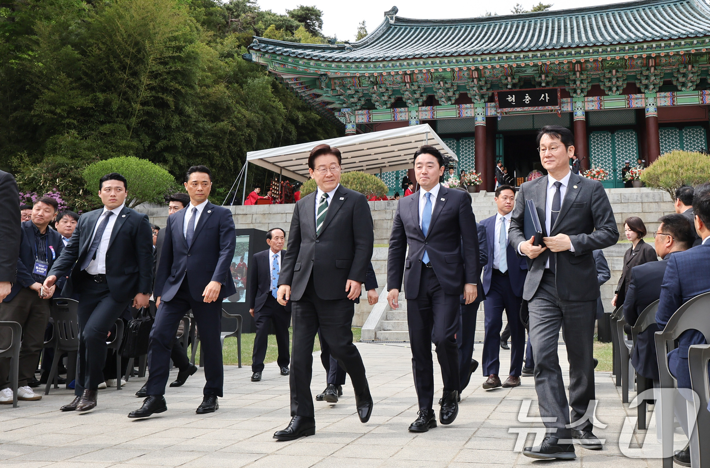 (아산=뉴스1) 이재명 기자 = 이재명 대통령이 28일 충남 아산시 현충사에서 열린 충무공 탄신 제481주년 기념행사를 마친 뒤 이동하고 있다. 2026.4.28/뉴스1