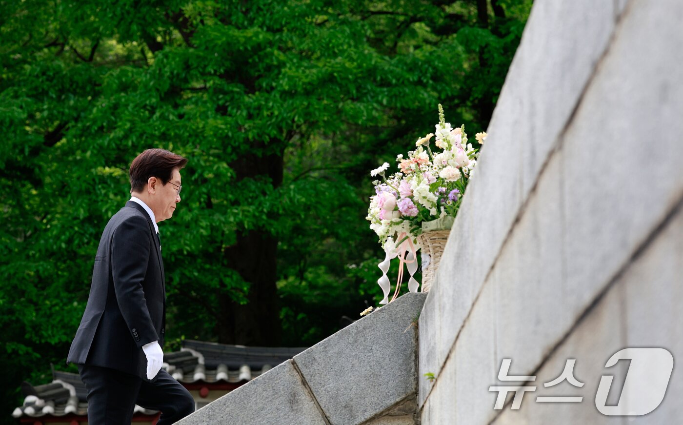 본문 이미지 - 이재명 대통령이 28일 충남 아산시 현충사에서 열린 충무공 탄신 제481주년 기념행사에서 헌화를 하기 위해 계단을 오르고 있다. 2026.4.28 ⓒ 뉴스1 이재명 기자