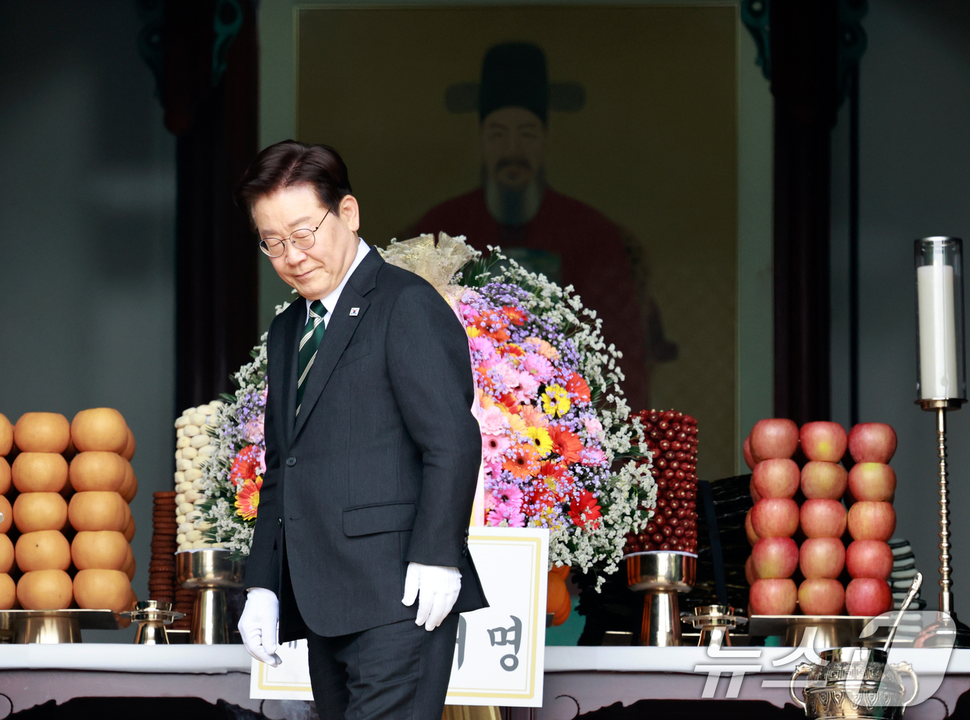 (아산=뉴스1) 이재명 기자 = 이재명 대통령이 28일 충남 아산시 현충사에서 열린 충무공 탄신 제481주년 기념행사에서 헌화를 마친 뒤 자리로 향하고 있다. 2026.4.28/뉴 …