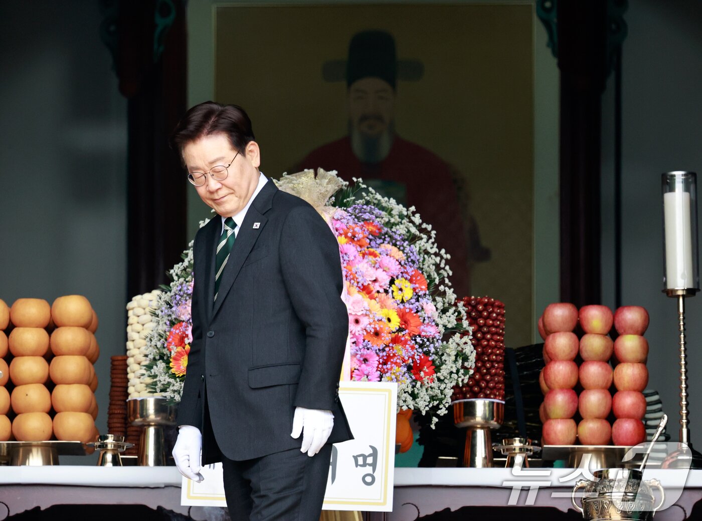 본문 이미지 - 이재명 대통령이 28일 충남 아산시 현충사에서 열린 충무공 탄신 제481주년 기념행사에서 헌화를 마친 뒤 자리로 향하고 있다. 2026.4.28 ⓒ 뉴스1 이재명 기자