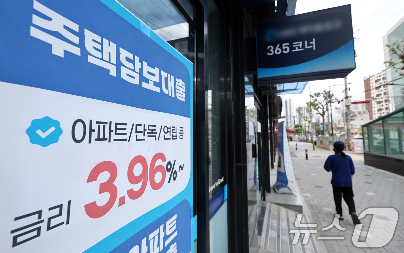 (서울=뉴스1) 최지환 기자 = 28일 한국은행이 발표한 3월 금융기관 가중평균금리에 따르면 주택담보대출(주담대) 금리가 6개월 연속 오르며 28개월 만에 최고치를 기록했다. 지난 …