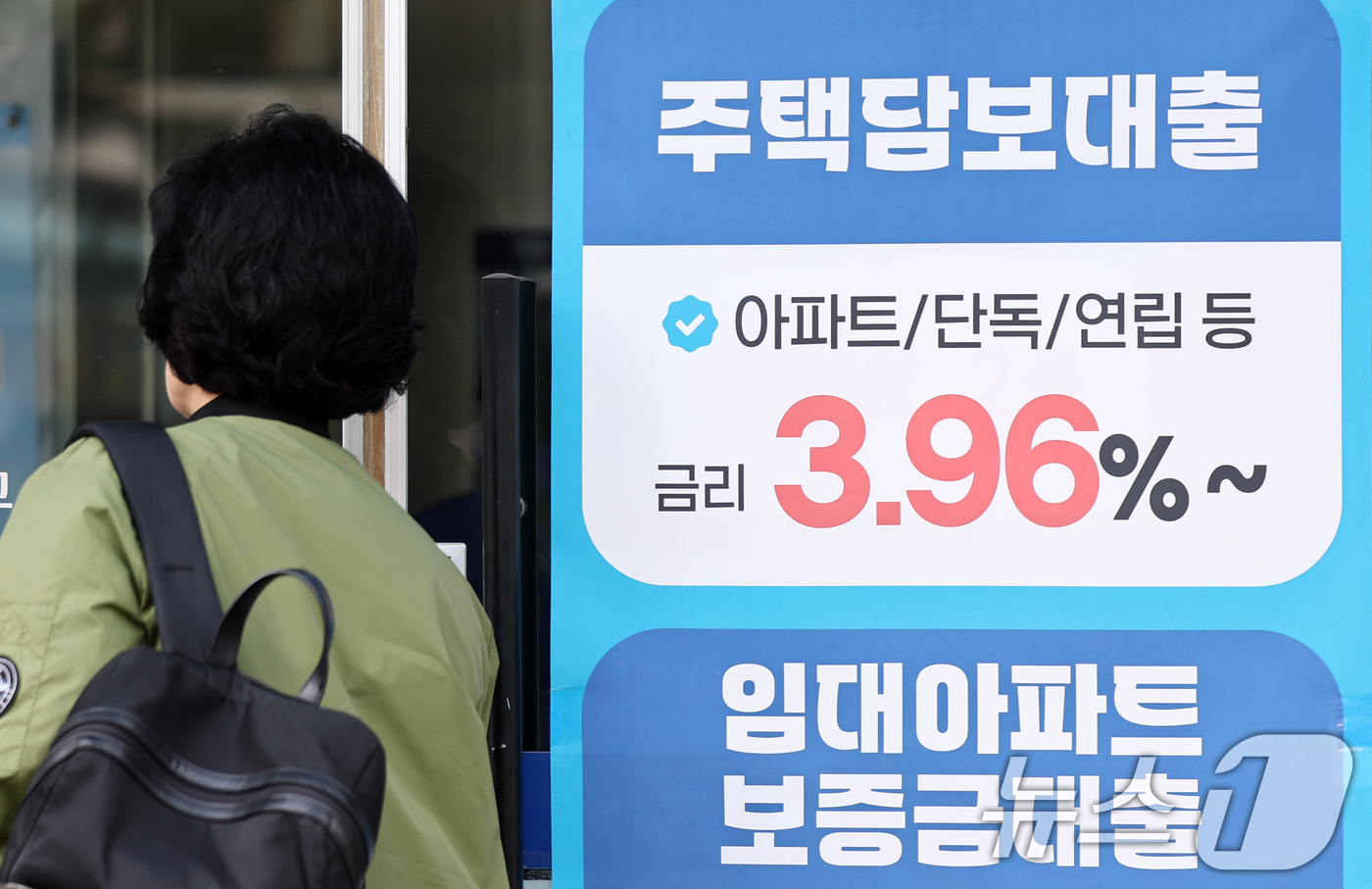 (서울=뉴스1) 최지환 기자 = 28일 한국은행이 발표한 3월 금융기관 가중평균금리에 따르면 주택담보대출(주담대) 금리가 6개월 연속 오르며 28개월 만에 최고치를 기록했다. 지난 …