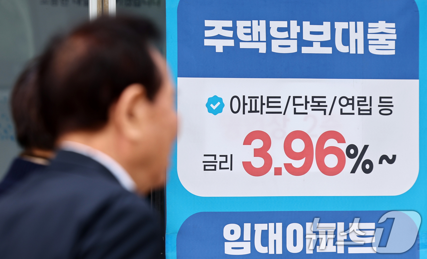(서울=뉴스1) 최지환 기자 = 28일 한국은행이 발표한 3월 금융기관 가중평균금리에 따르면 주택담보대출(주담대) 금리가 6개월 연속 오르며 28개월 만에 최고치를 기록했다. 지난 …