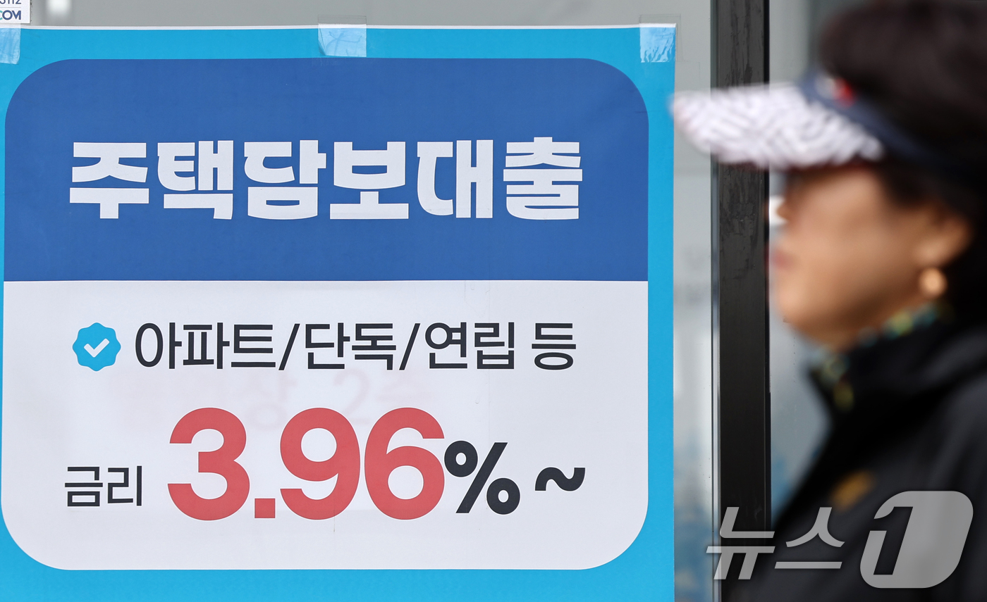 (서울=뉴스1) 최지환 기자 = 28일 한국은행이 발표한 3월 금융기관 가중평균금리에 따르면 주택담보대출(주담대) 금리가 6개월 연속 오르며 28개월 만에 최고치를 기록했다. 지난 …