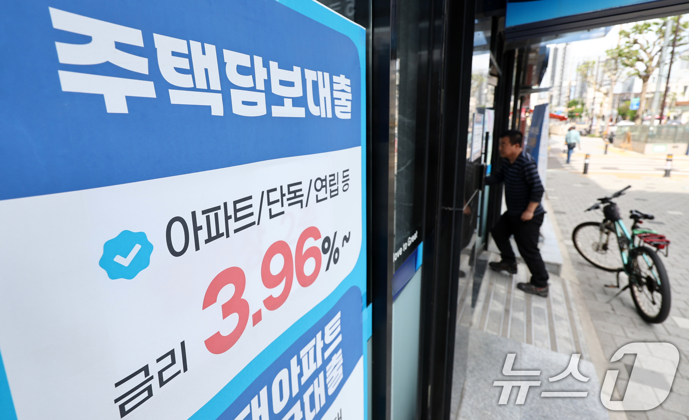 (서울=뉴스1) 최지환 기자 = 28일 한국은행이 발표한 3월 금융기관 가중평균금리에 따르면 주택담보대출(주담대) 금리가 6개월 연속 오르며 28개월 만에 최고치를 기록했다. 지난 …