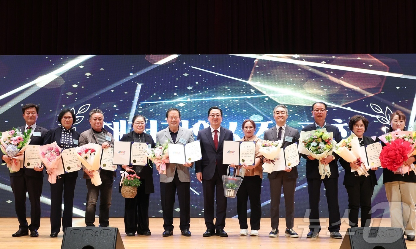 (대전=뉴스1) 이동원 기자 = 대전시는 28일 대전시청 대강당에서 새마을운동 제창 56주년을 맞아 ‘제16회 새마을의 날 기념행사’를 개최했다. 이장우 대전시장, 조원휘 대전시의 …