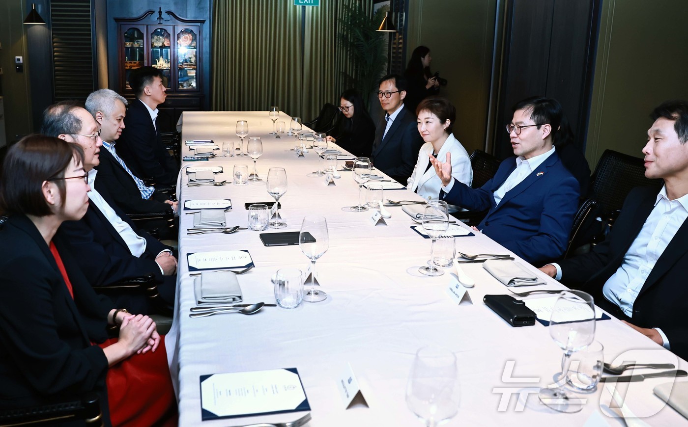 (서울=뉴스1) = 여한구 산업통상부 통상교섭본부장이 27일(현지시간) 싱가포르 통상산업부 회의실에서 한-싱가포르 의원친선협회장인 이언주 국회의원과 함께 탄시랭 싱가포르 디지털·공 …