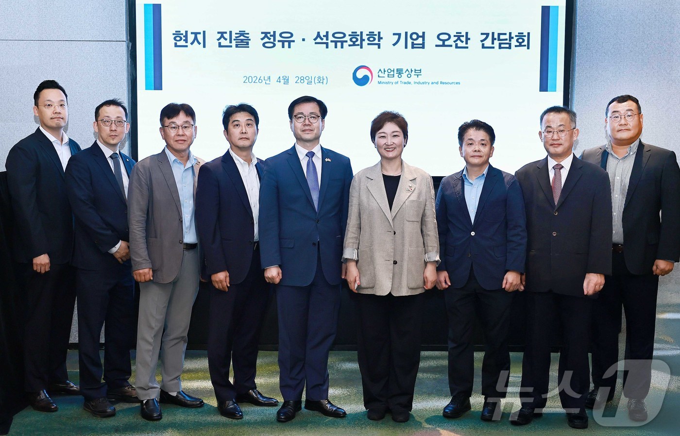 (서울=뉴스1) = 여한구 산업통상부 통상교섭본부장이 28일(현지시간) 싱가포르 팬 퍼시픽호텔에서 열린 현지 진출 정유·석유화학 기업 오찬 간담회에서 한-싱가포르 의원친선협회장인 …