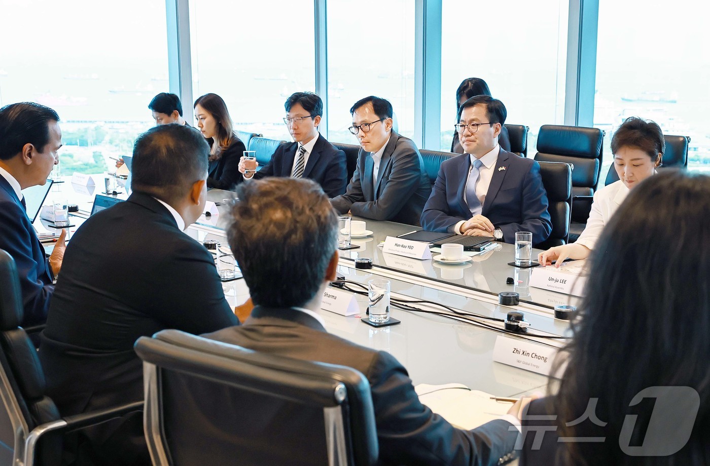 (서울=뉴스1) = 여한구 산업통상부 통상교섭본부장이 27일(현지시간) S&P 글로벌 싱가포르 사무소에서 한-싱가포르 의원친선협회장인 이언주 국회의원과 함께 라훌 카푸어 S&P 글 …