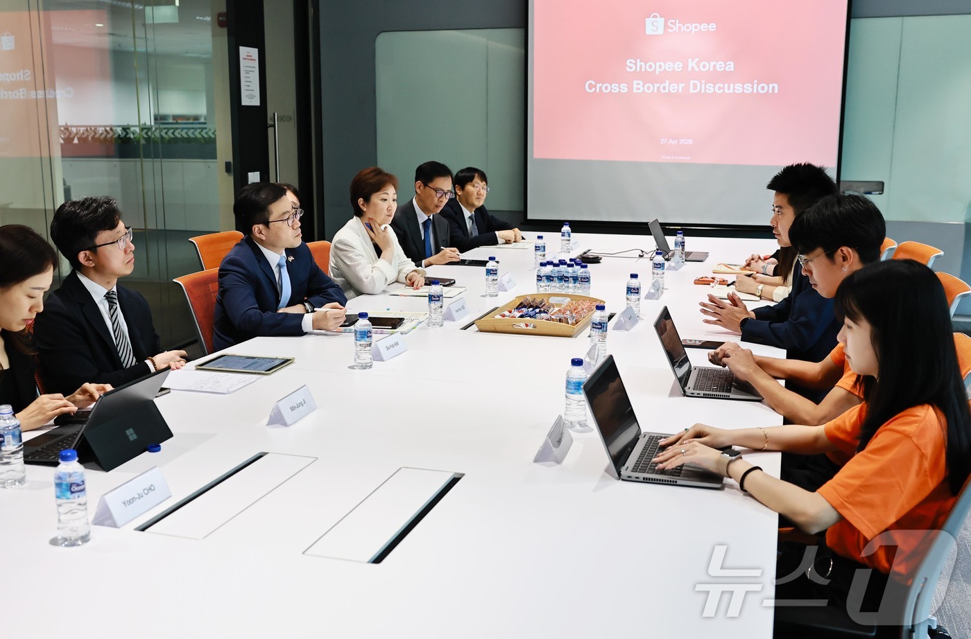 (서울=뉴스1) = 여한구 산업통상부 통상교섭본부장이 27일(현지시간) 싱가포르 동남아 최대 글로벌 이커머스 기업 쇼피 회의실에서 한-싱가포르 의원친선협회장인 이언주 국회의원과 함 …