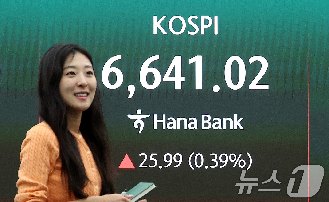 (서울=뉴스1) 박지혜 기자 = 코스피가 이틀 연속 종가 기준 사상 최고치를 경신한 28일 오후 서울 중구 하나은행 딜링룸 전광판에 코스피 종가가 표시되고 있다.이날 코스피는 전일 …