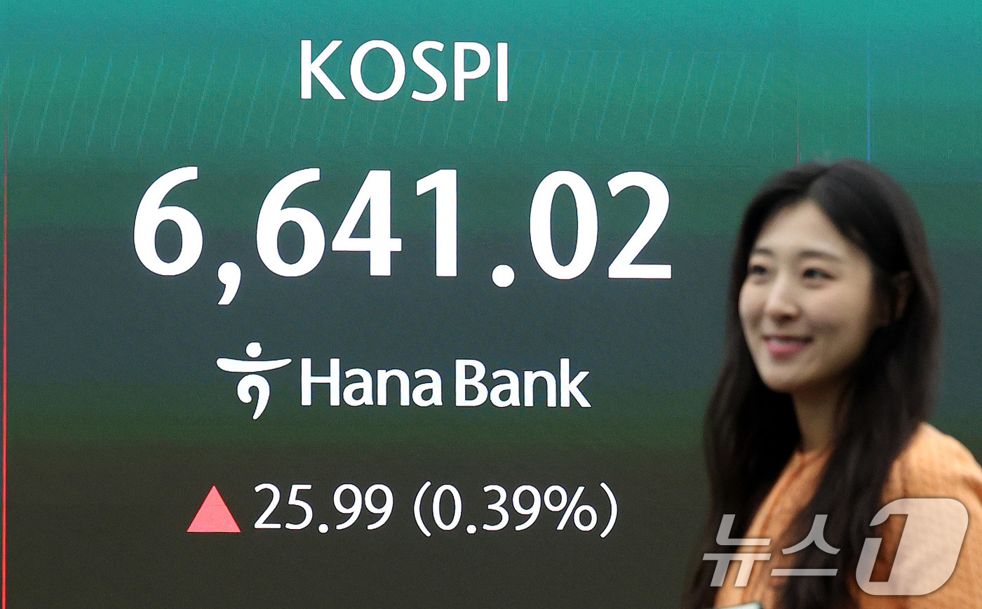 (서울=뉴스1) 박지혜 기자 = 코스피가 이틀 연속 종가 기준 사상 최고치를 경신한 28일 오후 서울 중구 하나은행 딜링룸 전광판에 코스피 종가가 표시되고 있다.이날 코스피는 전일 …