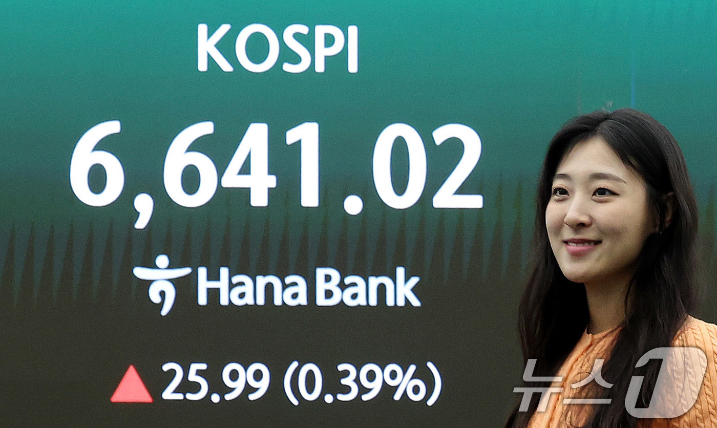 (서울=뉴스1) 박지혜 기자 = 코스피가 이틀 연속 종가 기준 사상 최고치를 경신한 28일 오후 서울 중구 하나은행 딜링룸 전광판에 코스피 종가가 표시되고 있다.이날 코스피는 전일 …