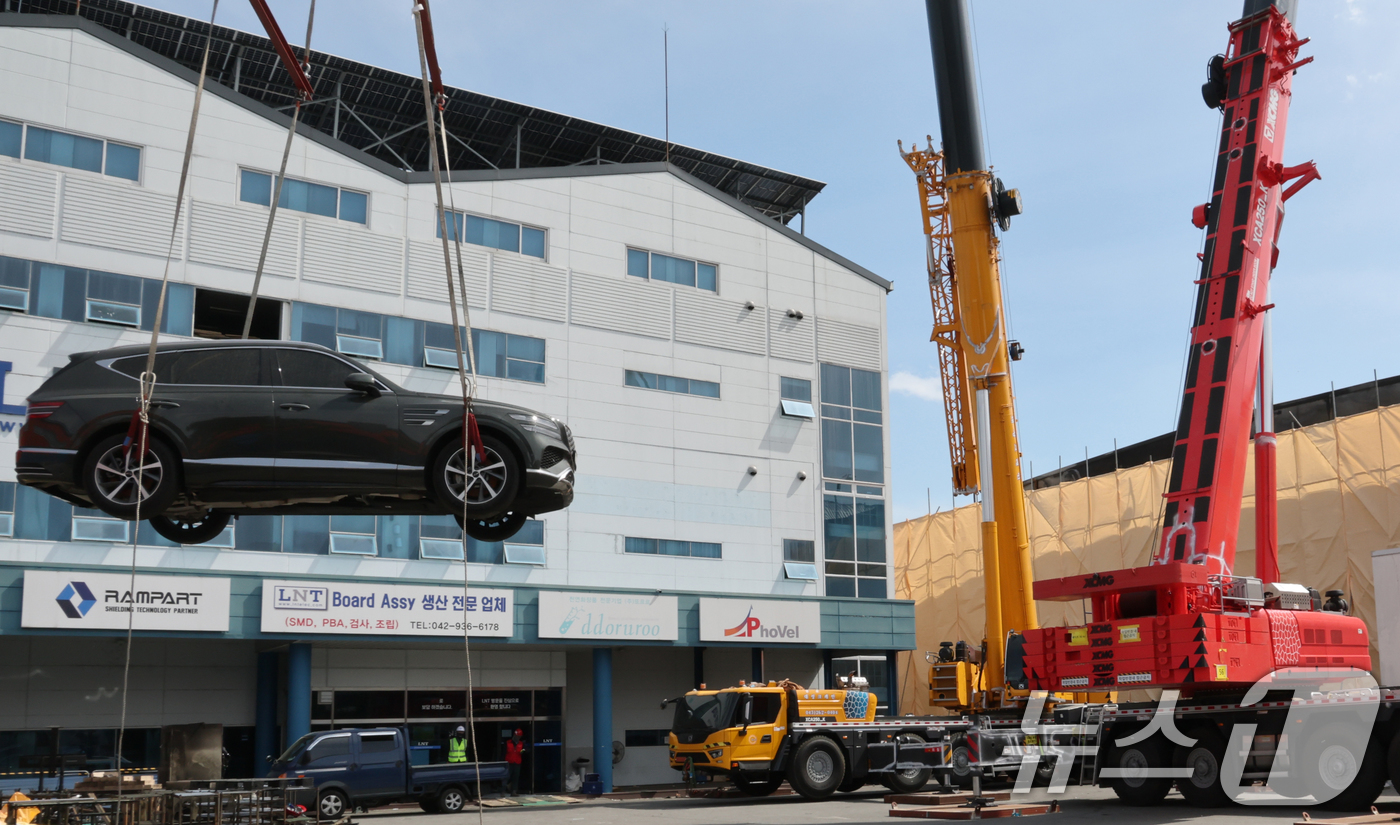 (대전=뉴스1) 김기태 기자 = 74명의 사상자가 발생한 대전 안전공업에 대해 수사당국이 화재 원인을 조사 중인 가운데 28일 대전 대덕구 안전공업 동관 옥상 주차장에서 방치된 차 …