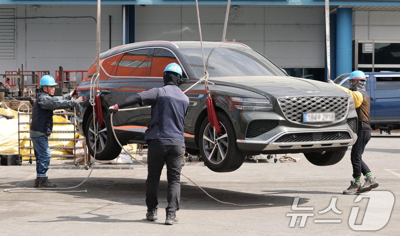 (대전=뉴스1) 김기태 기자 = 74명의 사상자가 발생한 대전 안전공업에 대해 수사당국이 화재 원인을 조사 중인 가운데 28일 대전 대덕구 안전공업 동관 옥상 주차장에서 방치된 차 …