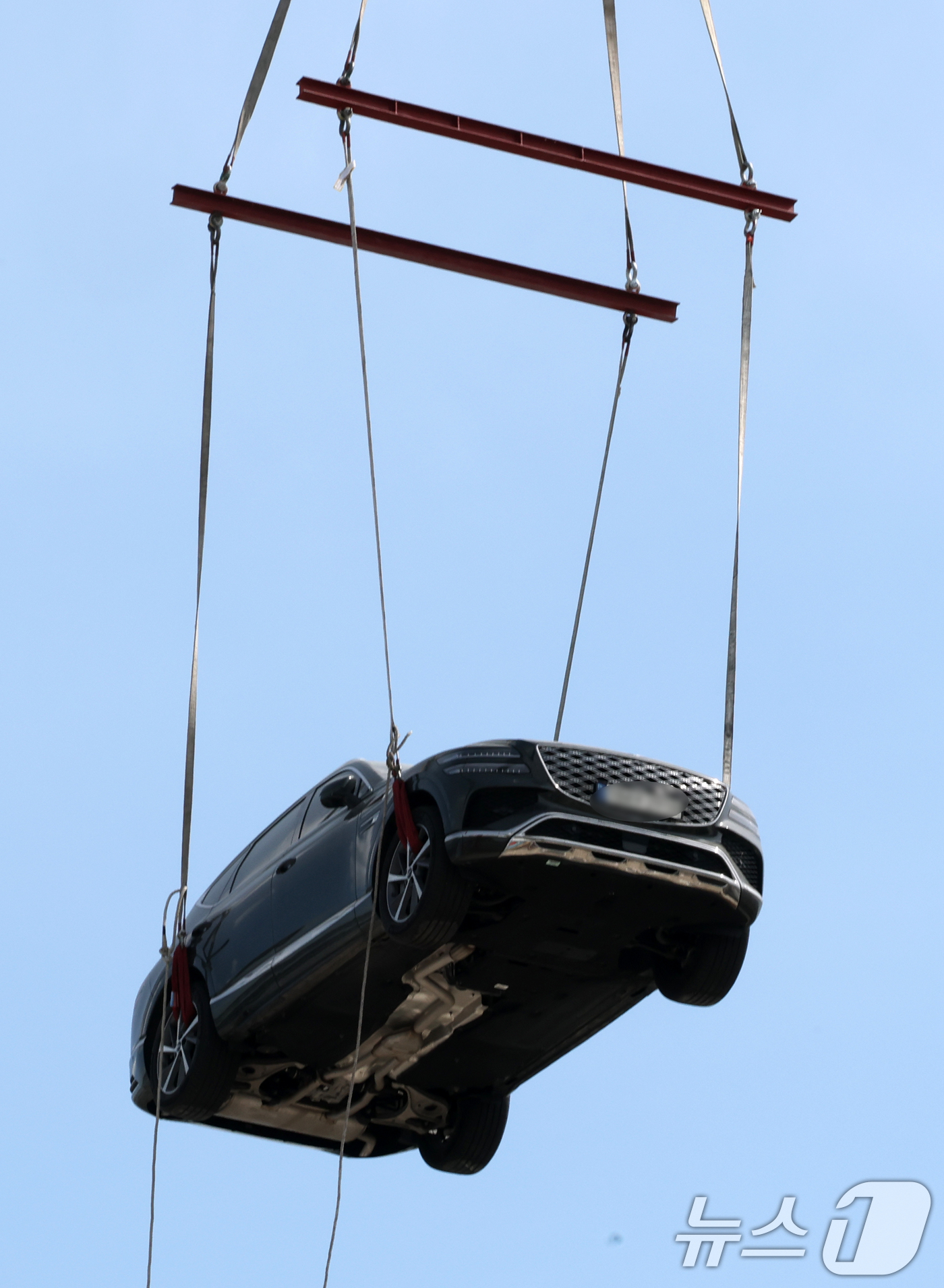 (대전=뉴스1) 김기태 기자 = 74명의 사상자가 발생한 대전 안전공업에 대해 수사당국이 화재 원인을 조사 중인 가운데 28일 대전 대덕구 안전공업 동관 옥상 주차장에서 방치된 차 …